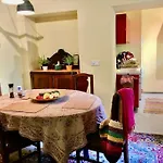Vintage Studio Apartment, Garden And Free Parking