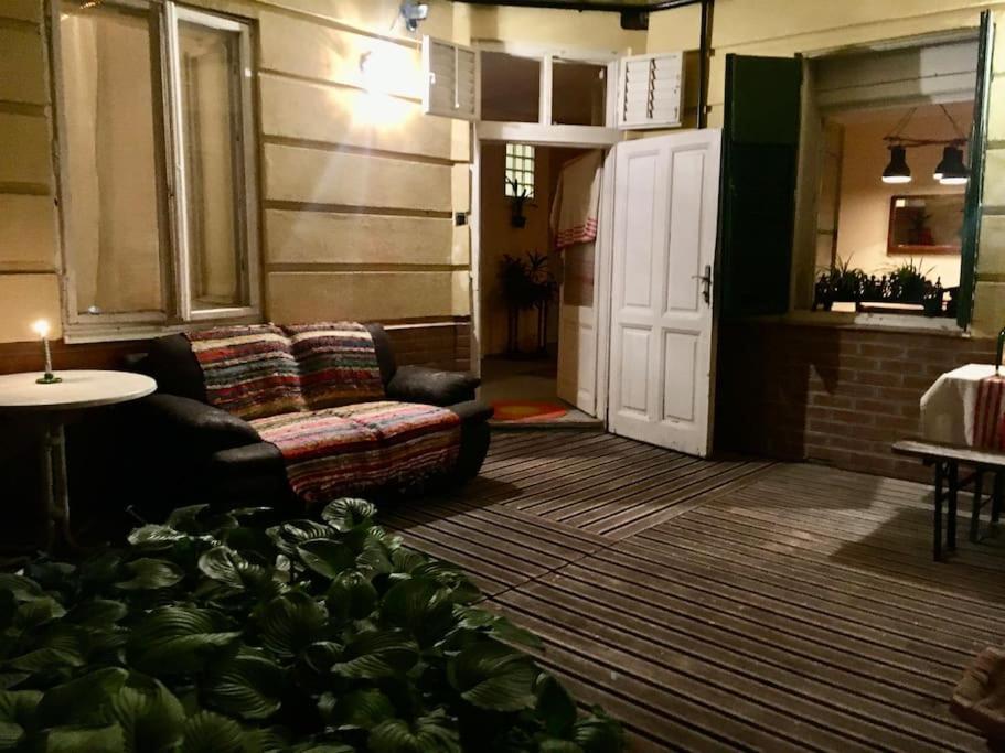 Vintage Studio Apartment, Garden And Free Parking Apartment Budapest